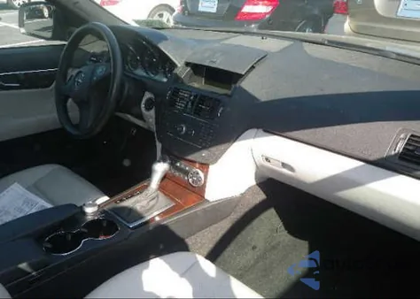 2009 Mercedes-Benz C300 4 Matic z USA, uszkodzony, nr VIN WDDGF81X39F214195